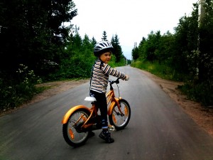ребёнок на велосипеде